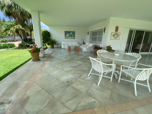 8 Bedrooms Villa in Guadalmina Baja