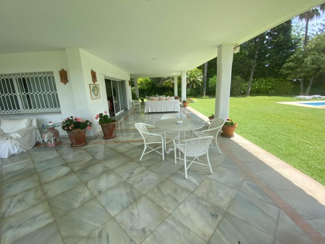 8 Bedrooms Villa in Guadalmina Baja