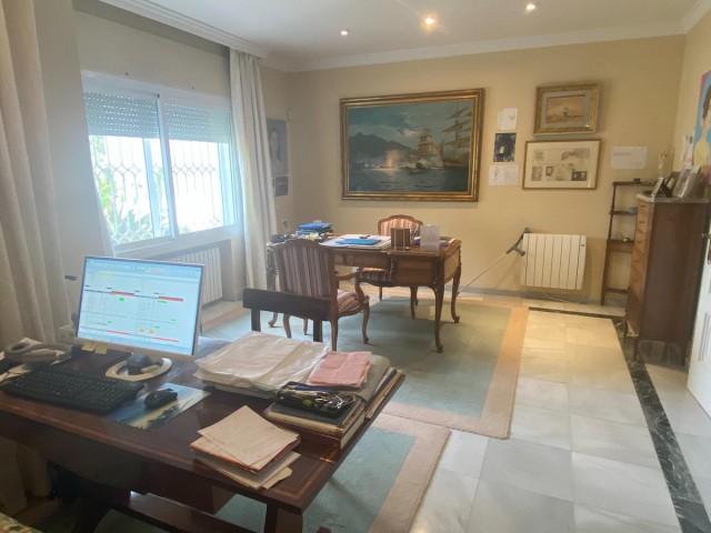 8 Bedrooms Villa in Guadalmina Baja