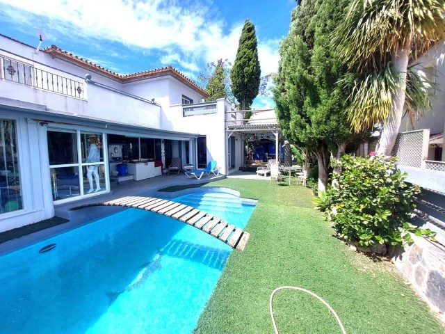 5 Soveroms Villa i Estepona