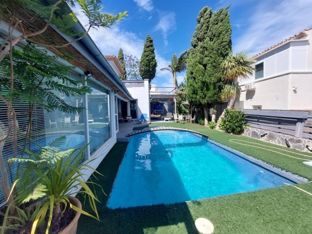 5 Soveroms Villa i Estepona