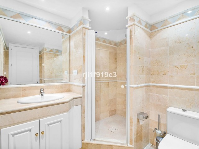 Apartamento con 2 Dormitorios  en Elviria