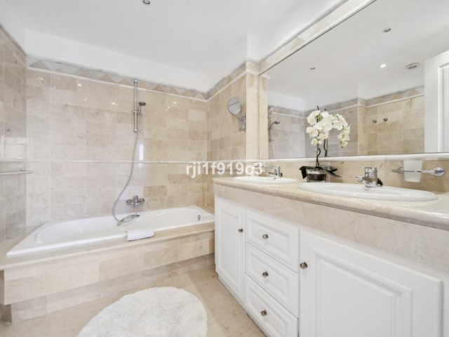 Apartamento con 2 Dormitorios  en Elviria
