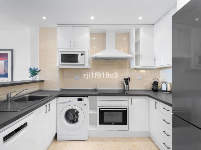Apartamento con 2 Dormitorios  en Elviria