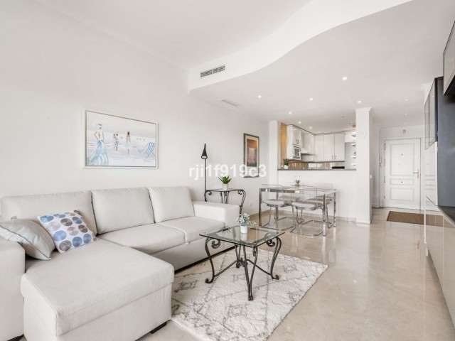Apartamento con 2 Dormitorios  en Elviria