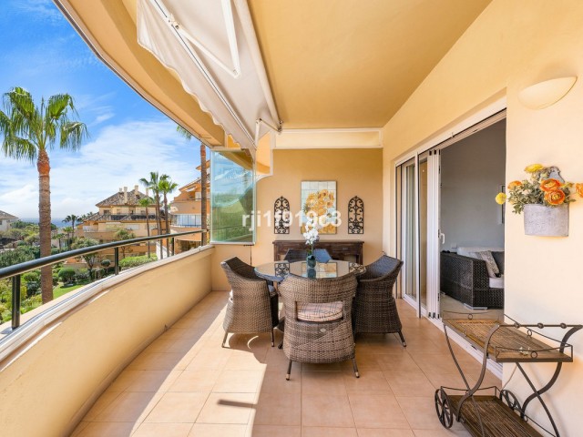Apartamento con 2 Dormitorios  en Elviria