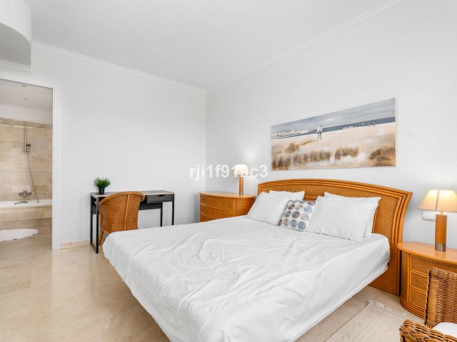 Apartamento con 2 Dormitorios  en Elviria