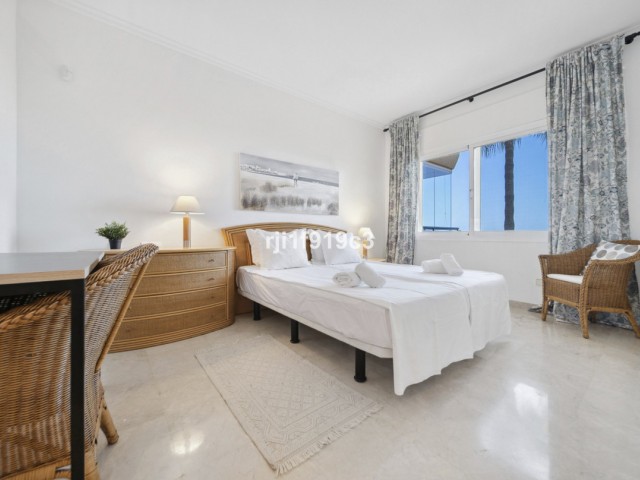 Apartamento con 2 Dormitorios  en Elviria