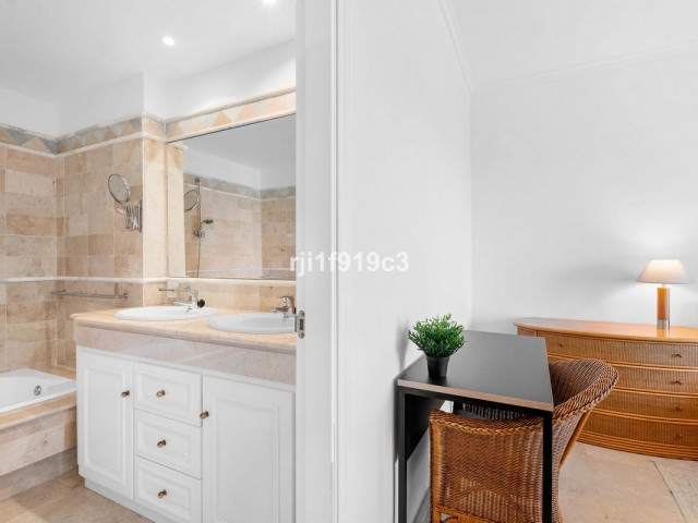 Apartamento con 2 Dormitorios  en Elviria
