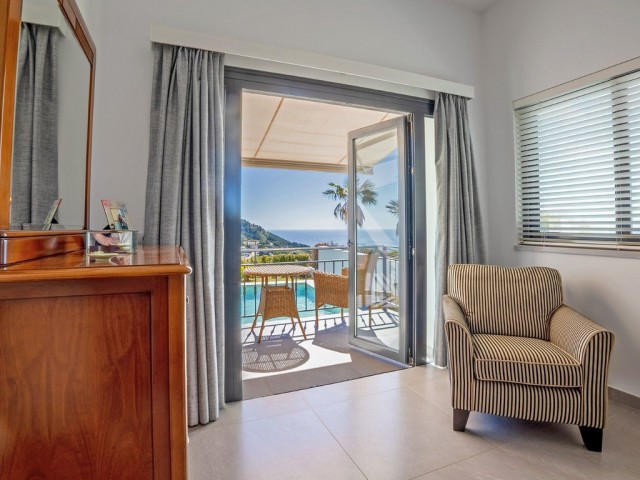 4 Bedrooms Villa in Mijas