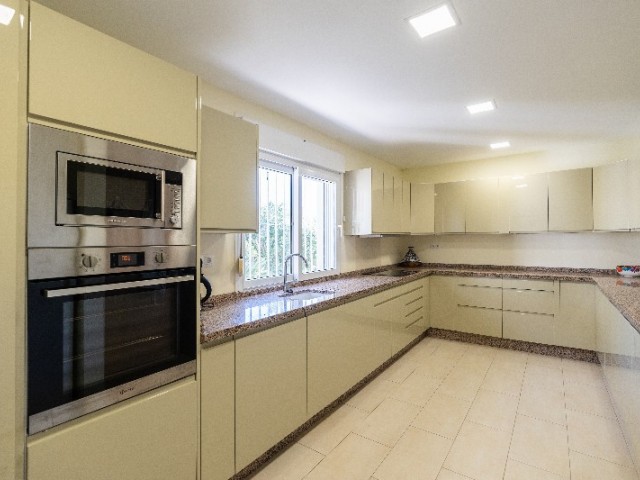 3 Bedrooms Villa in Marbesa