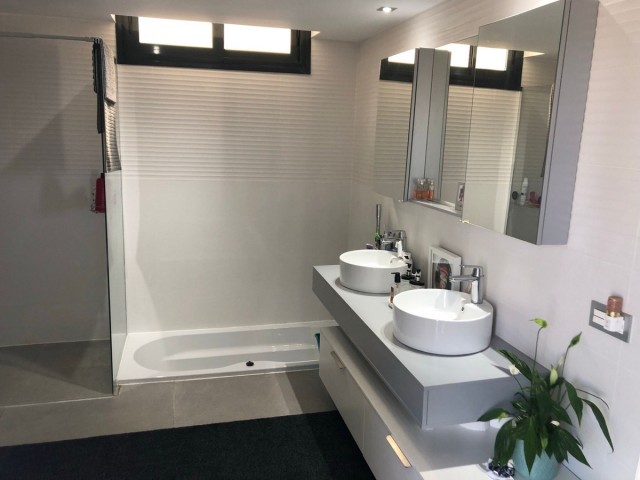 Villa con 4 Dormitorios  en La Cala Golf