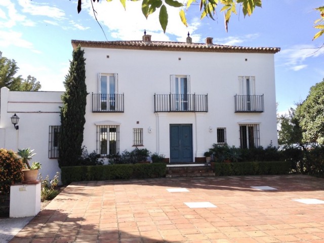 6 Soveroms Villa i Estepona