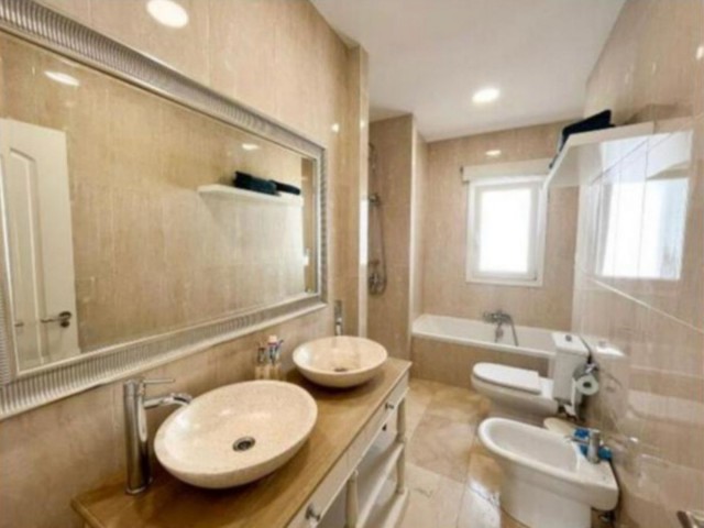 Villa con 5 Dormitorios  en San Roque