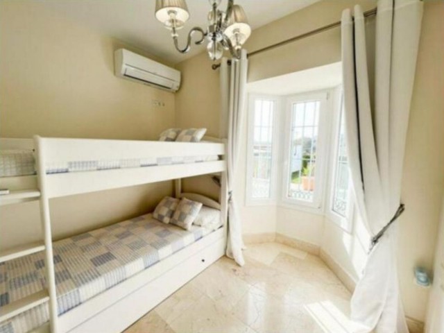 Villa con 5 Dormitorios  en San Roque