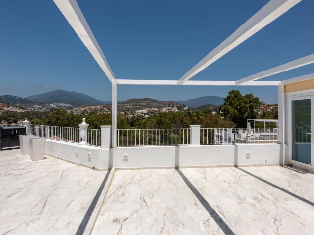 Maison mitoyenne avec 3 Chambres  à Nueva Andalucía