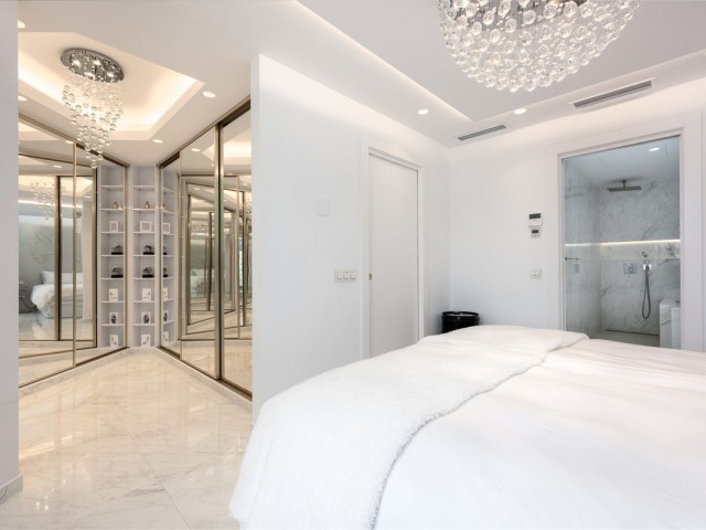 Maison mitoyenne avec 3 Chambres  à Nueva Andalucía