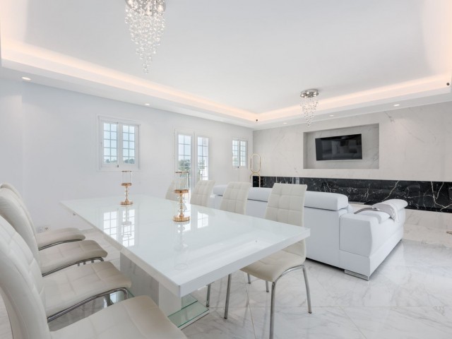 Maison mitoyenne avec 3 Chambres  à Nueva Andalucía
