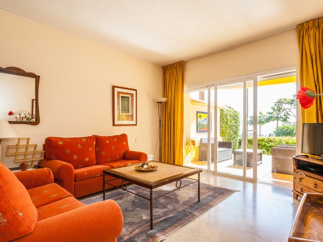 Apartamento con 2 Dormitorios  en Elviria