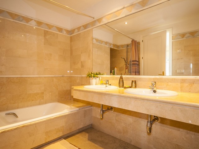 Apartamento con 2 Dormitorios  en Elviria