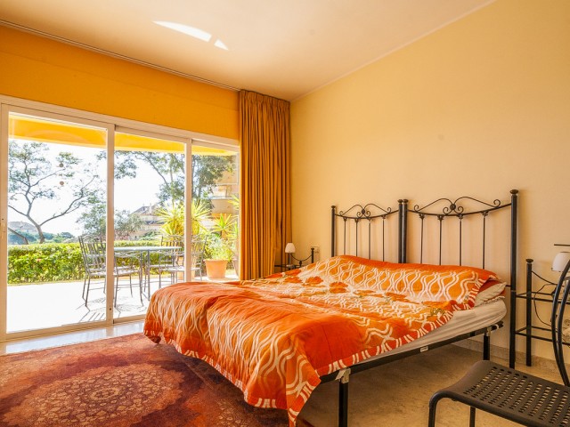 Apartamento con 2 Dormitorios  en Elviria
