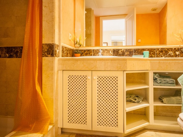 Apartamento con 2 Dormitorios  en Elviria