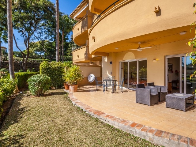 Apartamento con 2 Dormitorios  en Elviria