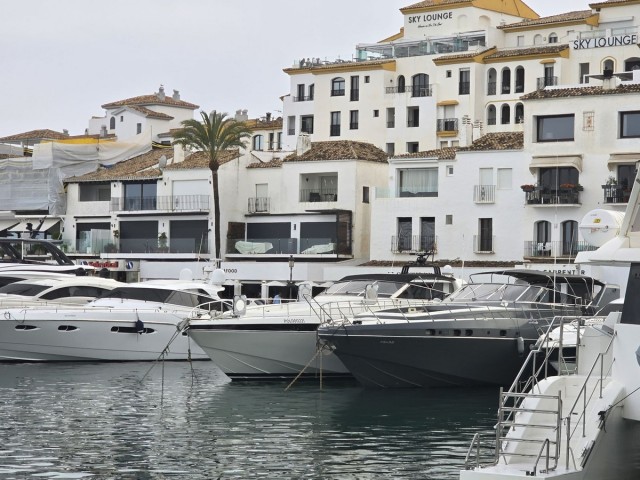 Comercial con 0 Dormitorios  en Puerto Banús