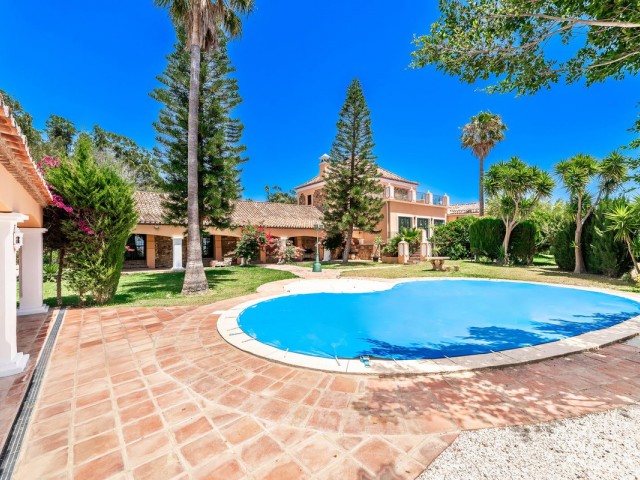 6 Soveroms Villa i Manilva