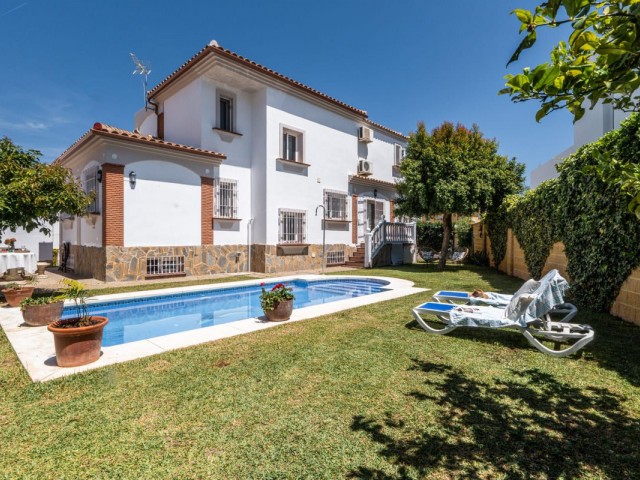 Villa avec 5 Chambres  à Torrequebrada