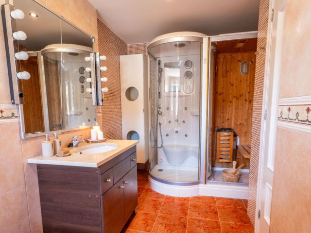 Villa avec 5 Chambres  à Torrequebrada