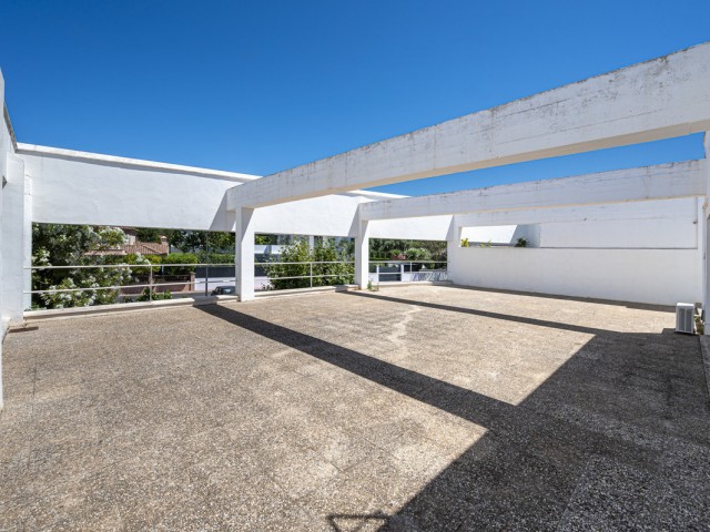 Commercial in Guadalmina Alta