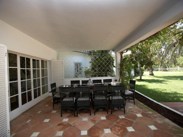 Villa con 5 Dormitorios  en Guadalmina Baja