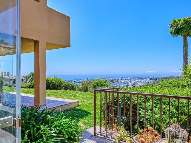 Apartamento con 3 Dormitorios  en Benahavís