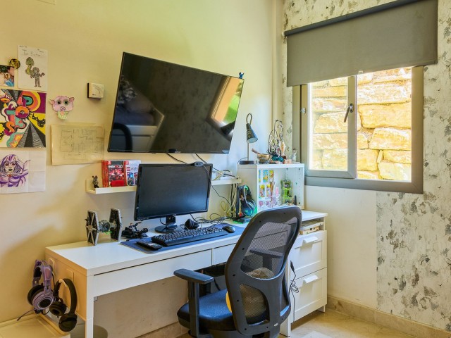 Apartamento con 3 Dormitorios  en Benahavís