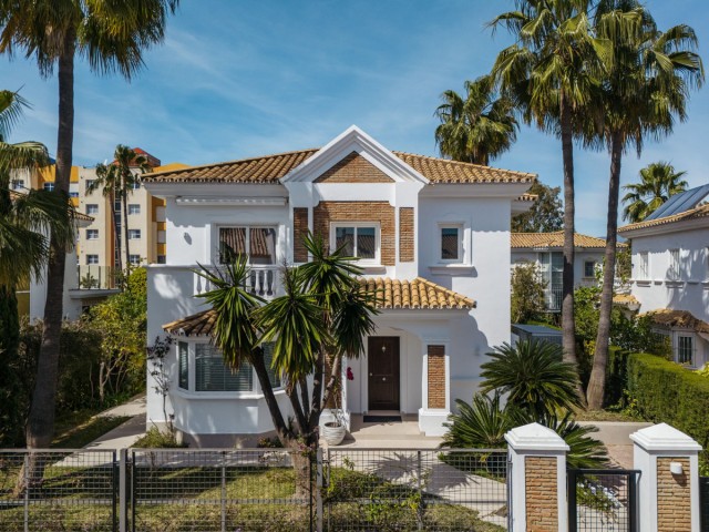 4 Soveroms Villa i Estepona