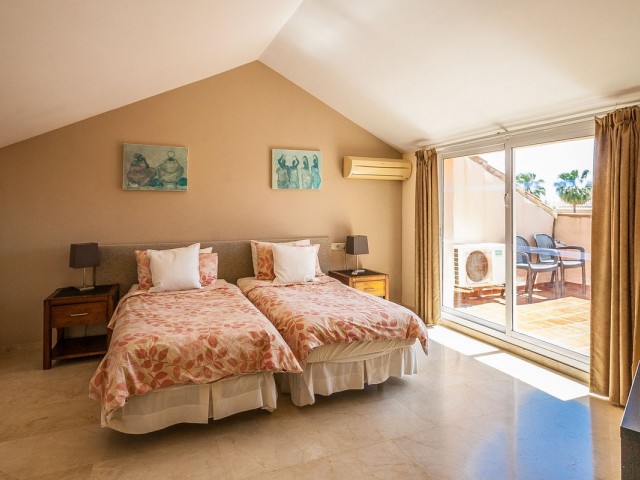 Ático con 2 Dormitorios  en Elviria