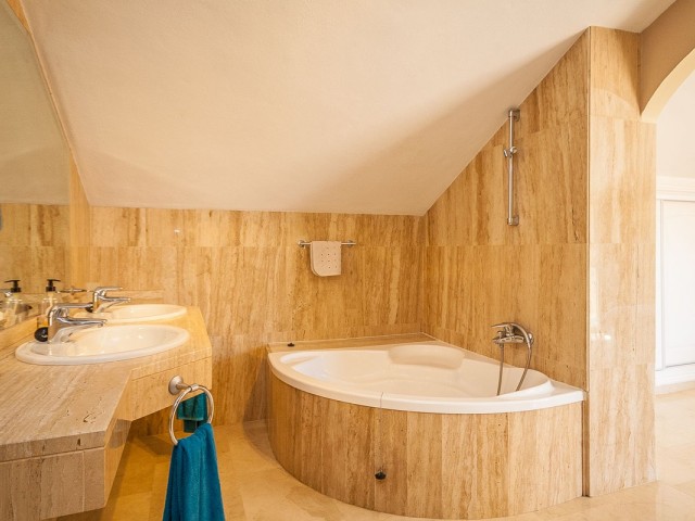 Ático con 2 Dormitorios  en Elviria