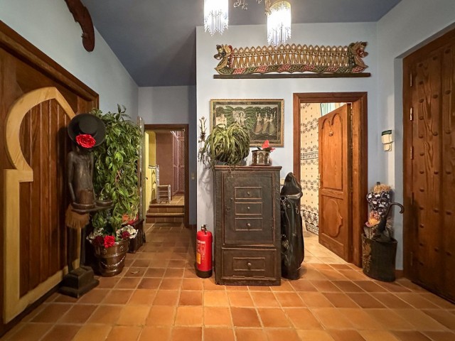 Villa con 9 Dormitorios  en Cerros del Aguila