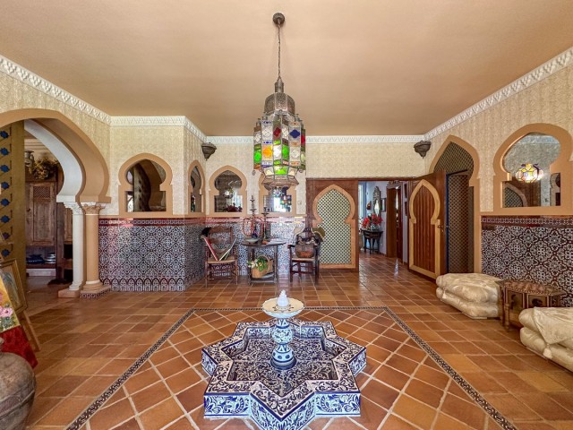 Villa con 9 Dormitorios  en Cerros del Aguila