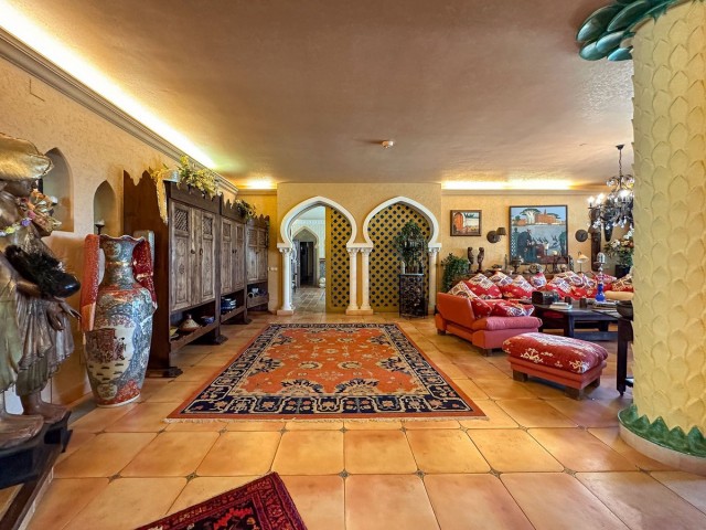 Villa con 9 Dormitorios  en Cerros del Aguila