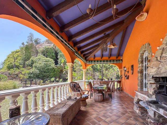 Villa con 9 Dormitorios  en Cerros del Aguila