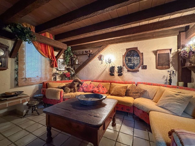 Villa con 9 Dormitorios  en Cerros del Aguila