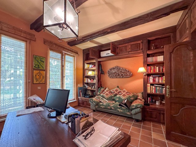 Villa con 9 Dormitorios  en Cerros del Aguila