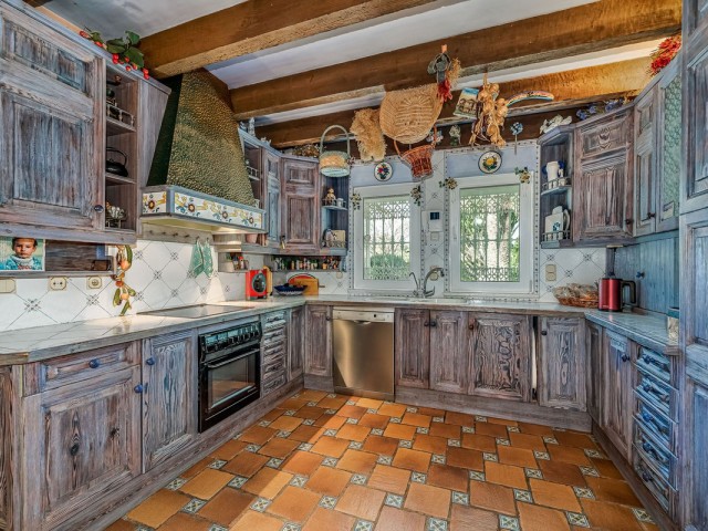 Villa con 9 Dormitorios  en Cerros del Aguila