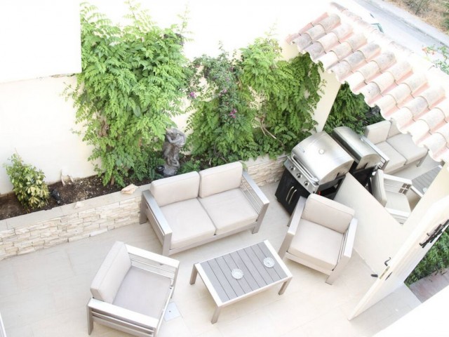 5 Slaapkamer Rijtjeshuis in Nueva Andalucía