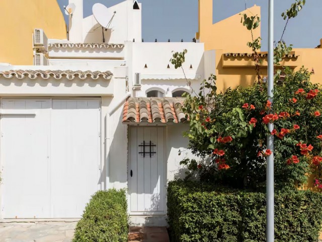 5 Slaapkamer Rijtjeshuis in Nueva Andalucía