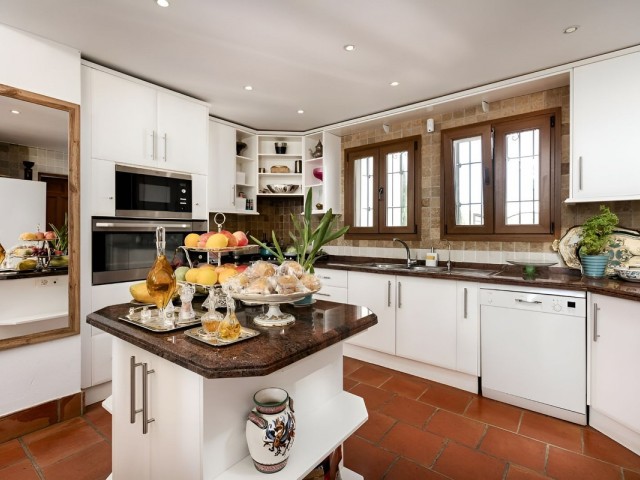 Villa con 5 Dormitorios  en Málaga