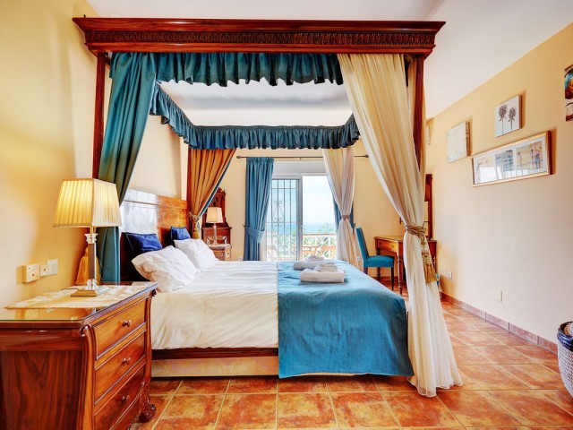 Villa con 5 Dormitorios  en La Capellania