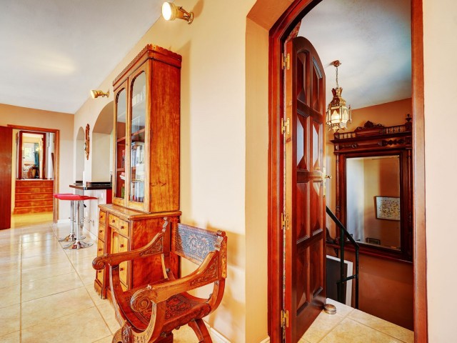 Villa con 5 Dormitorios  en La Capellania